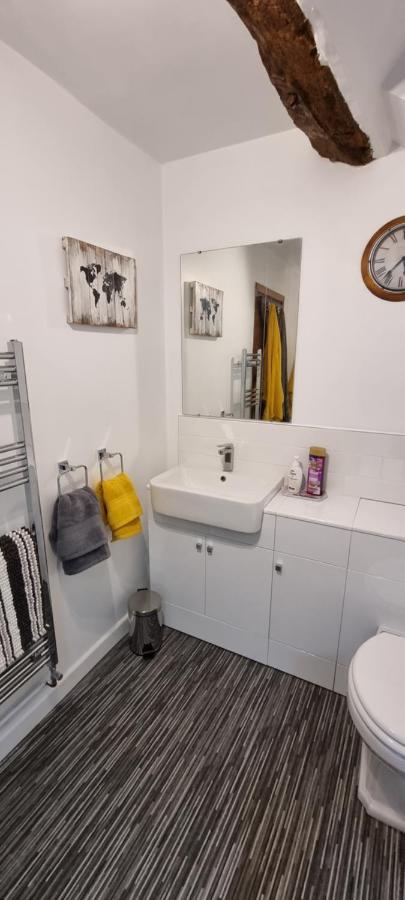 Modern And Spacious 2 Bedroom Apartment With Free Parking Llansantffraid Llansantffraid Glyn Ceiriog المظهر الخارجي الصورة