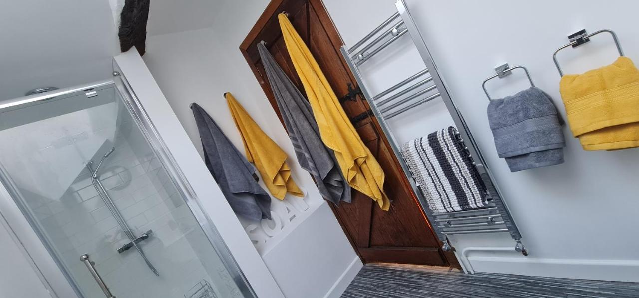 Modern And Spacious 2 Bedroom Apartment With Free Parking Llansantffraid Llansantffraid Glyn Ceiriog المظهر الخارجي الصورة