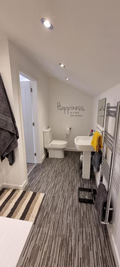 Modern And Spacious 2 Bedroom Apartment With Free Parking Llansantffraid Llansantffraid Glyn Ceiriog المظهر الخارجي الصورة