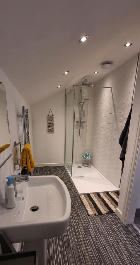 Modern And Spacious 2 Bedroom Apartment With Free Parking Llansantffraid Llansantffraid Glyn Ceiriog المظهر الخارجي الصورة